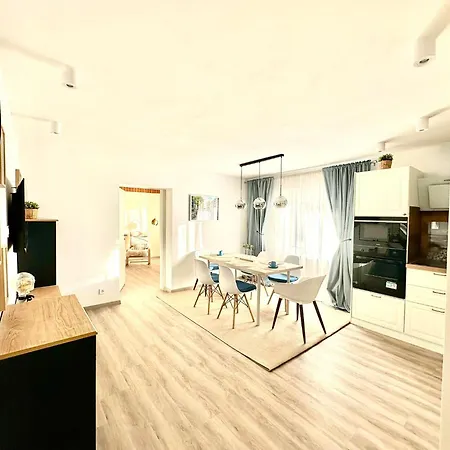 New Lunarglow 3-room With Free Parking Апартаменты