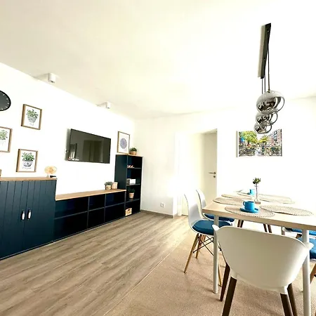 New Lunarglow 3-room With Free Parking 아파트