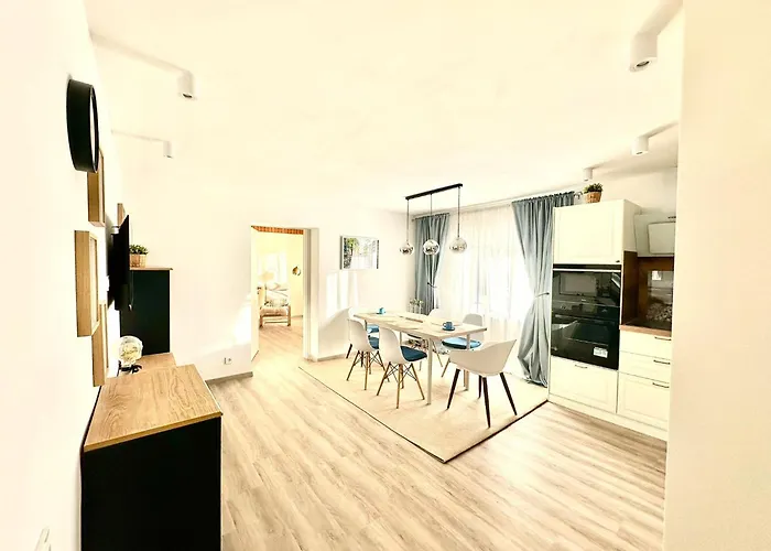 New Lunarglow 3-room With Free Parking 아파트