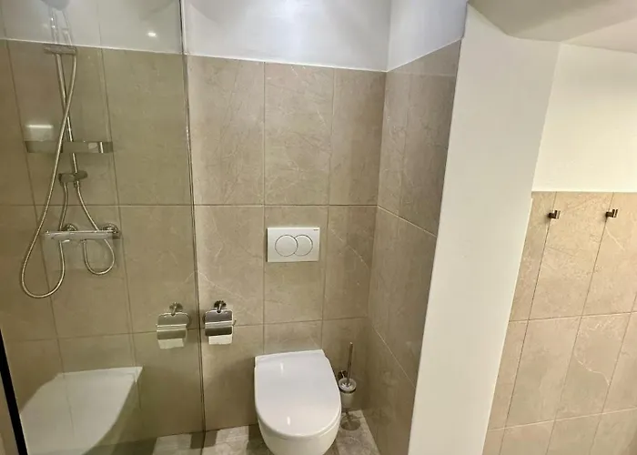 New Lunarglow 3-room With Free Parking 아파트