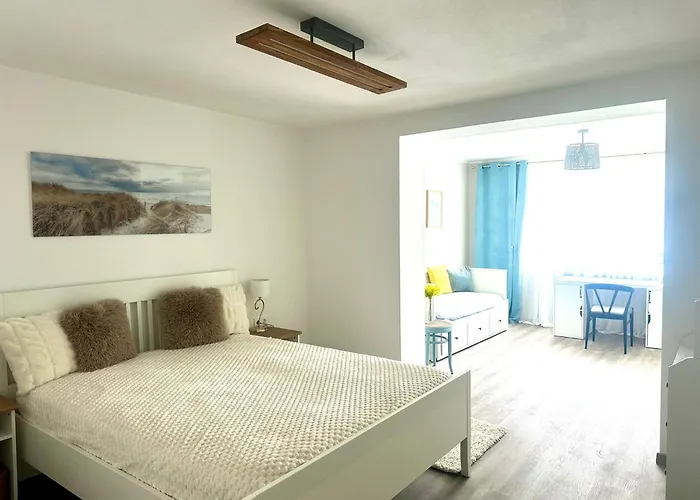 New Lunarglow 3-room With Free Parking 아파트