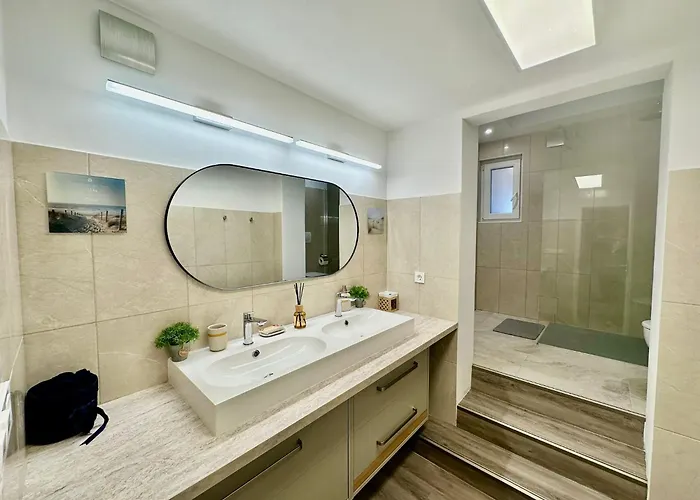 New Lunarglow 3-room With Free Parking 아파트