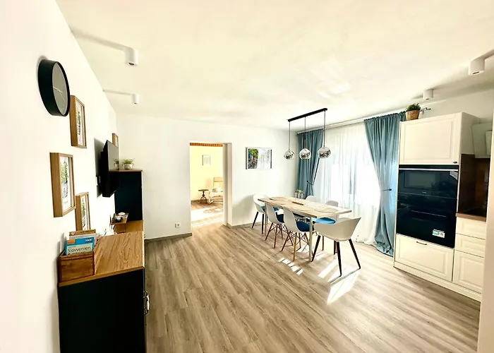 New Lunarglow 3-room With Free Parking 아파트 *