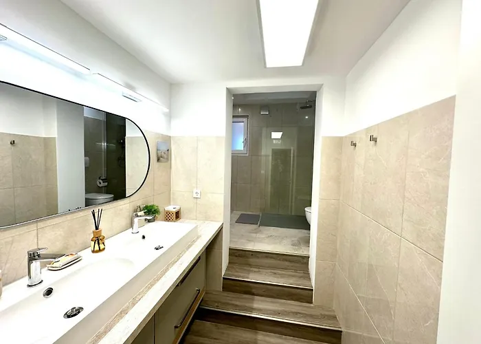 New Lunarglow 3-room With Free Parking 아파트 *