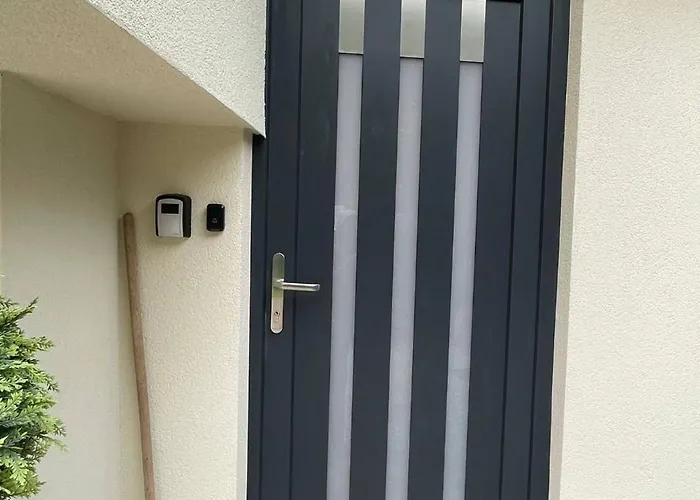 New Lunarglow 3-room With Free Parking 아파트