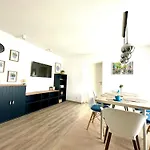 New Lunarglow 3-room With Free Parking Apartman