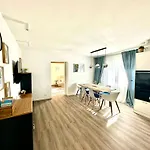 New Lunarglow 3-room With Free Parking Apartman *