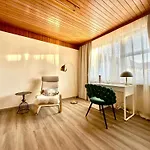 New Lunarglow 3-room With Free Parking Apartman